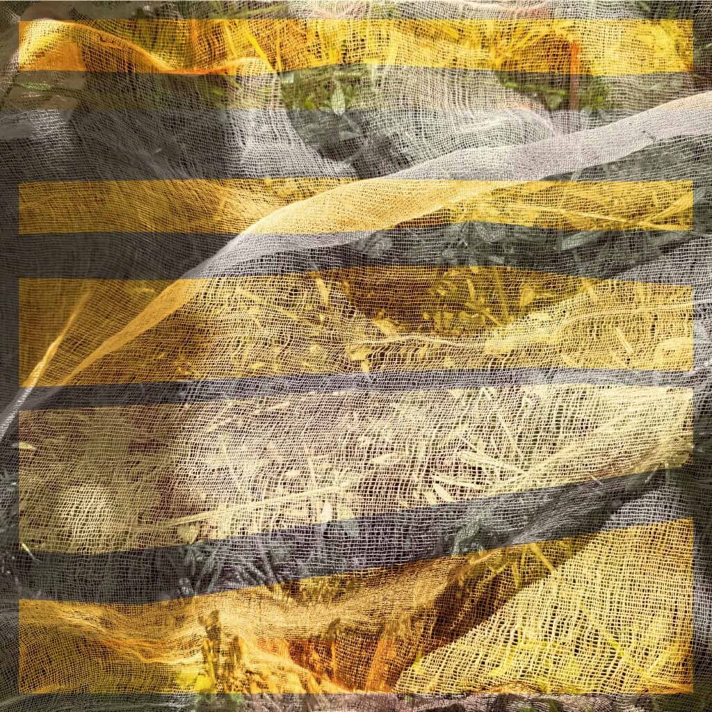 Прозирни жути и бели слојеви тканине преклапају се у таласастом узорку, са хоризонталним златним тракама које стварају пругасти ефекат на текстурираној, органској позадини.