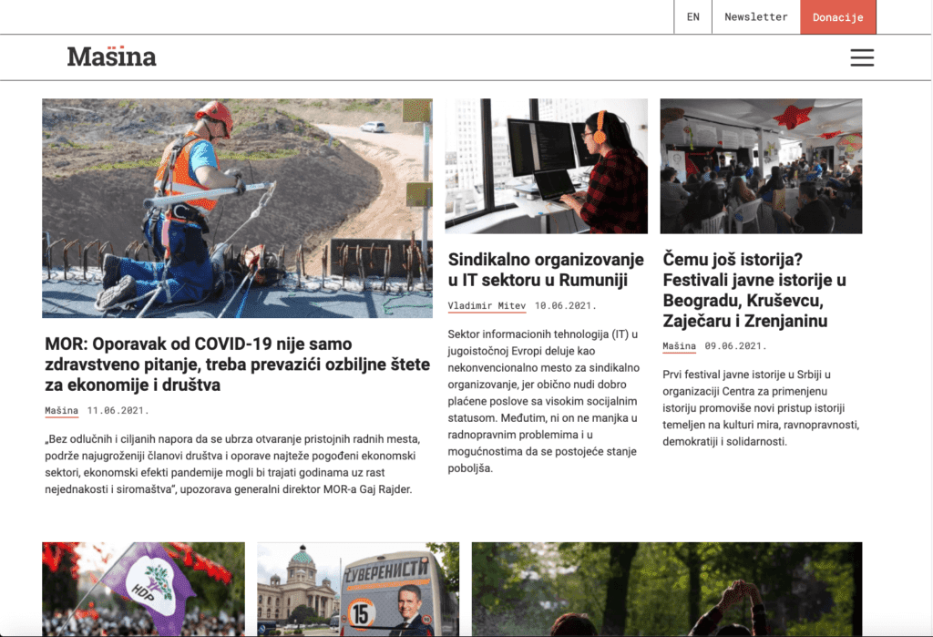 На почетној страници новинског веб-сајта налази се више чланака са сликама; главна прича приказује грађевинског радника на путу, док мање приче са десне стране истичу колективну солидарност и активизам међу канцеларијским радницима и посетиоцима фестивала на отвореном.