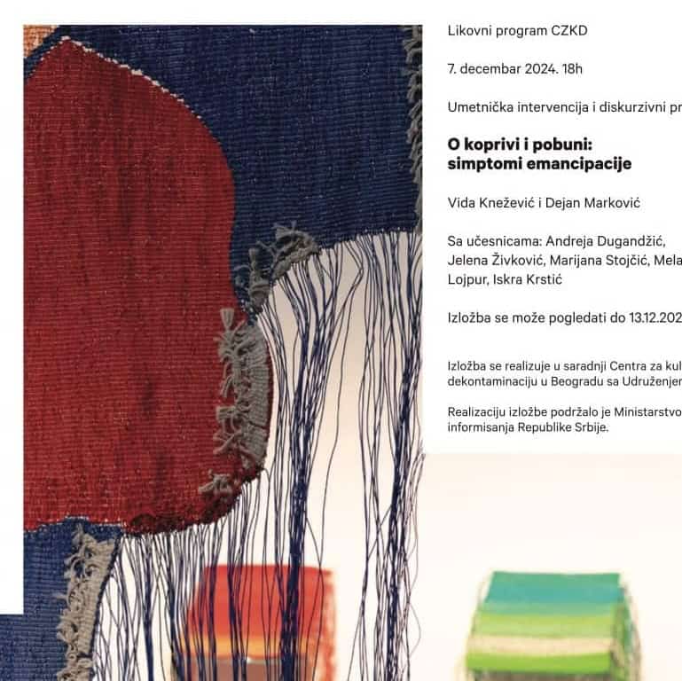 Ткано текстилно уметничко дело у црвеној, плавој и беж боји приказано је са леве стране, са детаљима о изложби српске уметности, укључујући датум, имена и место одржавања, приказаним црним текстом на белој позадини са десне стране.