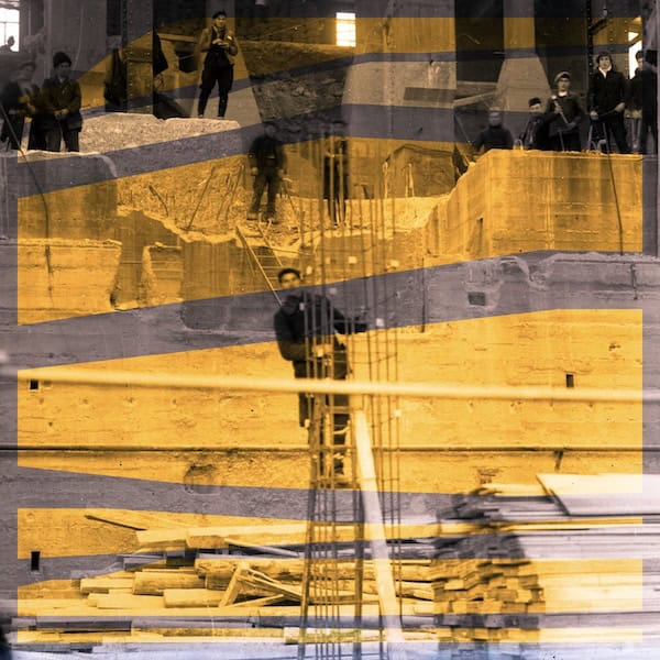 Kolaž u crnoj, beloj , sivoj i oker boji koji predstavlja osobu na merdevinama koja postavlja armaturu za beton u prvom planu i figurama radnika u pozadini